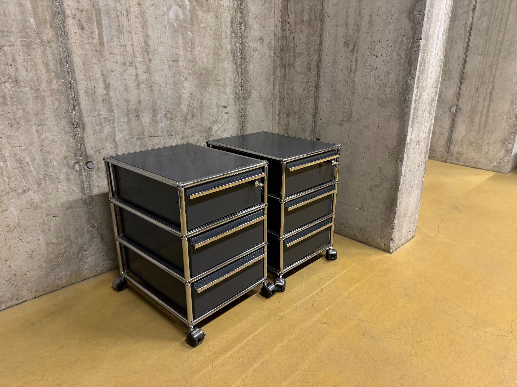 USM Korpus: 5 usm korpus Anthrazit Lieferung Gratis – Gebraucht aus Thun von altstadt-thun 1