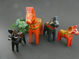 4 Original DALA Pferde 2x Orange, 1x Schwarz + 1x Dunkelgrün