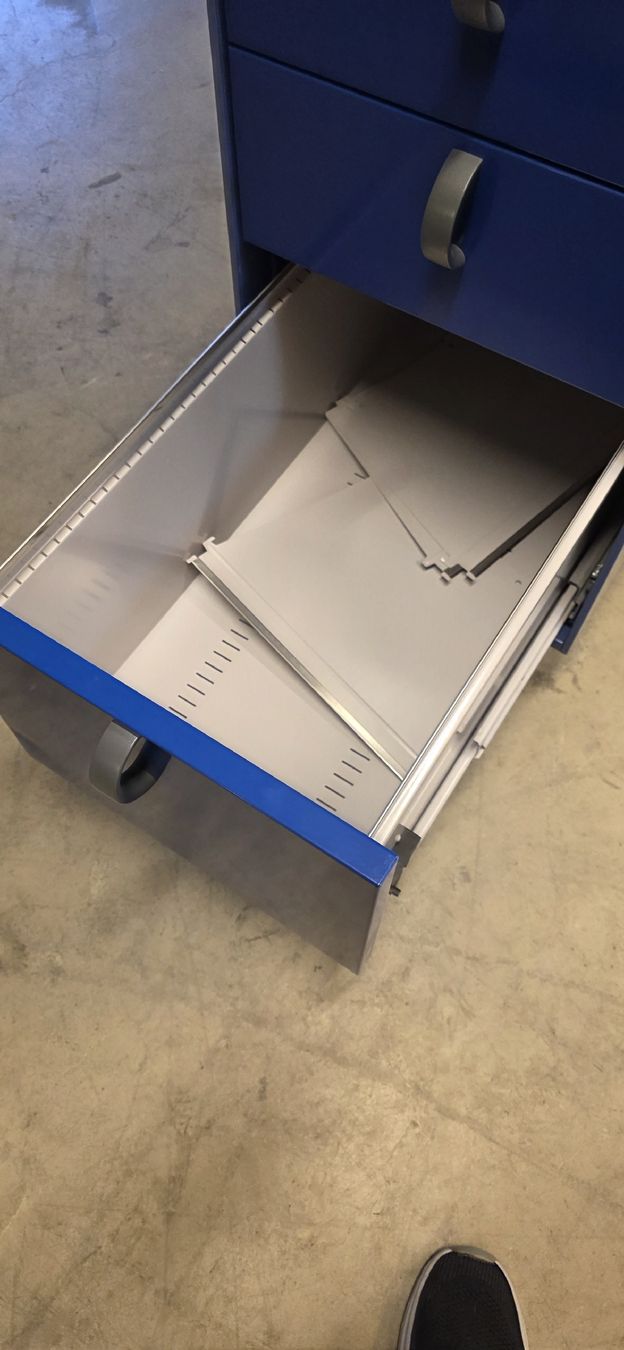 Lista Banconi: Blauer Rollcontainer mit 4 Schubladen Schlüssel fehlt – Usato da Wittenbach venduto da gruezi-schwiz 3