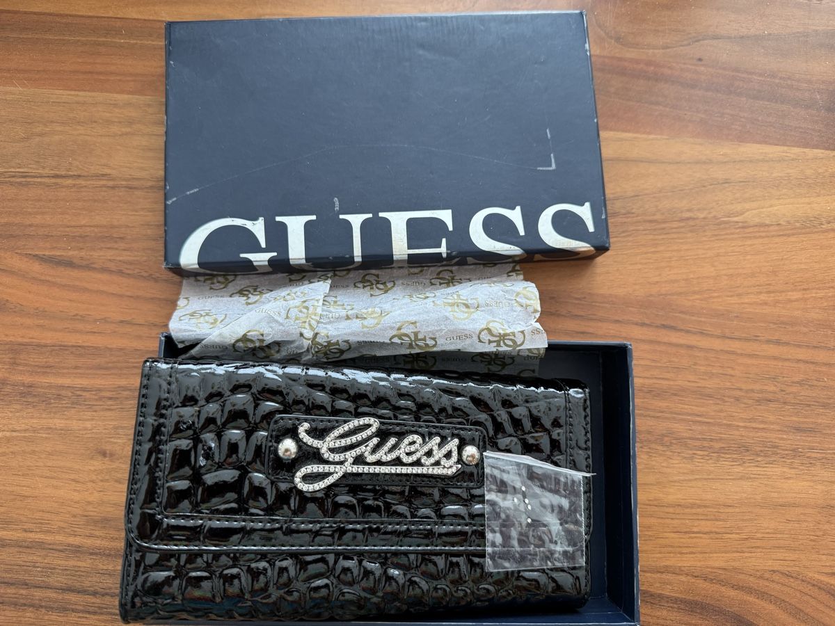 Guess Portamonete: Guess Brieftasche Damen – Nuovo (secondo la descrizione) da Dübendorf venduto da CellarSeller