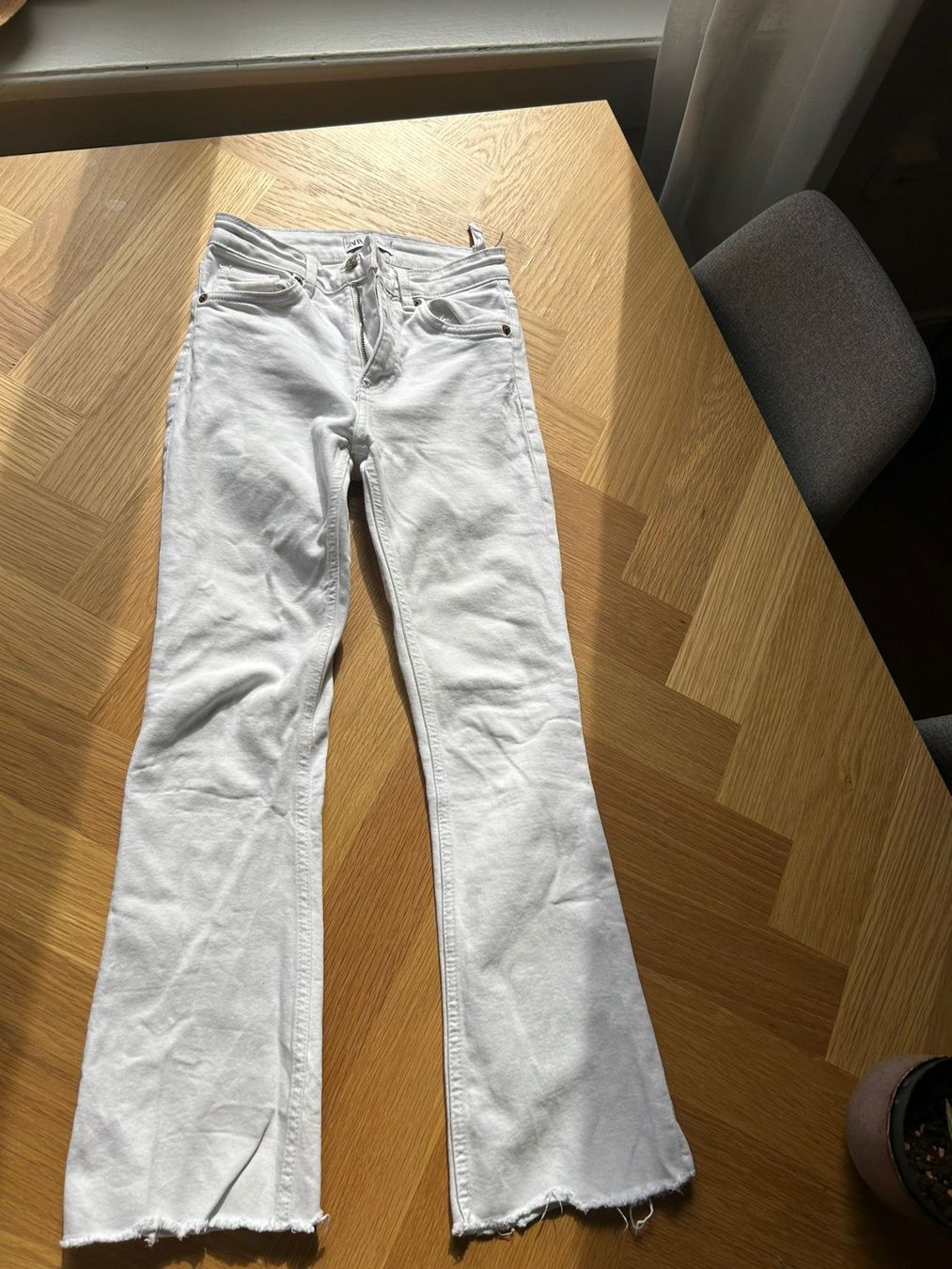 Zara Jeans: Zara Jeans Cropped Flare – Usato da Zürich venduto da ain_njc7