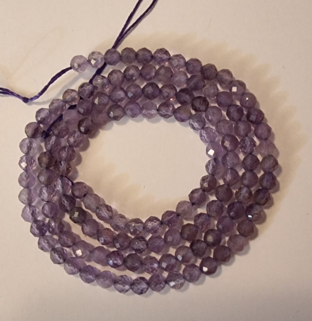 Minerali & Pietre curative: Amethyst facettiert 3mm Strang – Nuovo e nell'imballaggio originale da Menziken venduto da Mirager