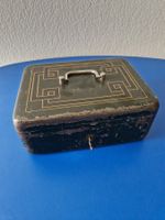 sehr alte Geldkassette