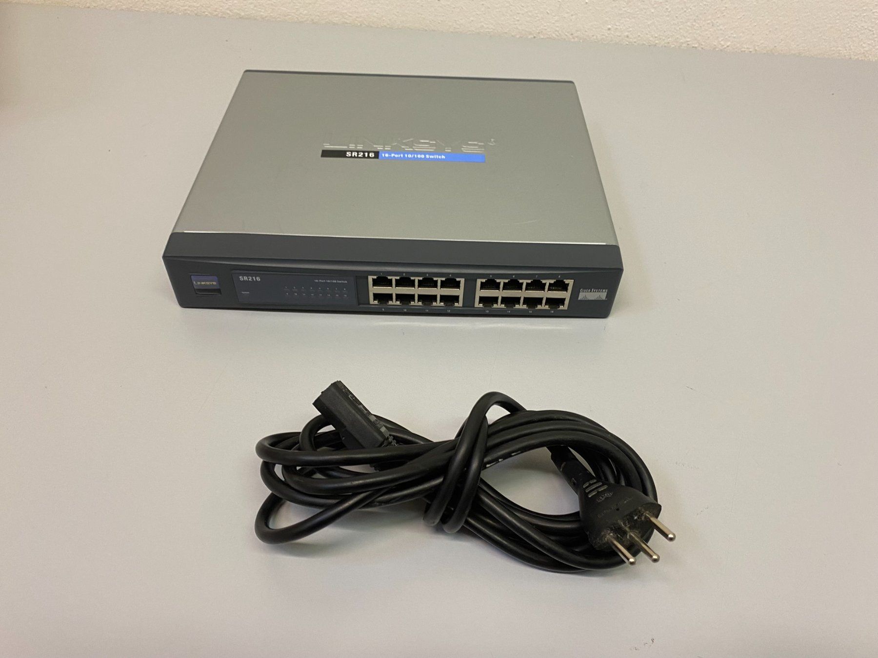 Hub & Switch: Linksys SR216 16-Port 10/100 Switch – Usato da Hochdorf venduto da av-electronics 7