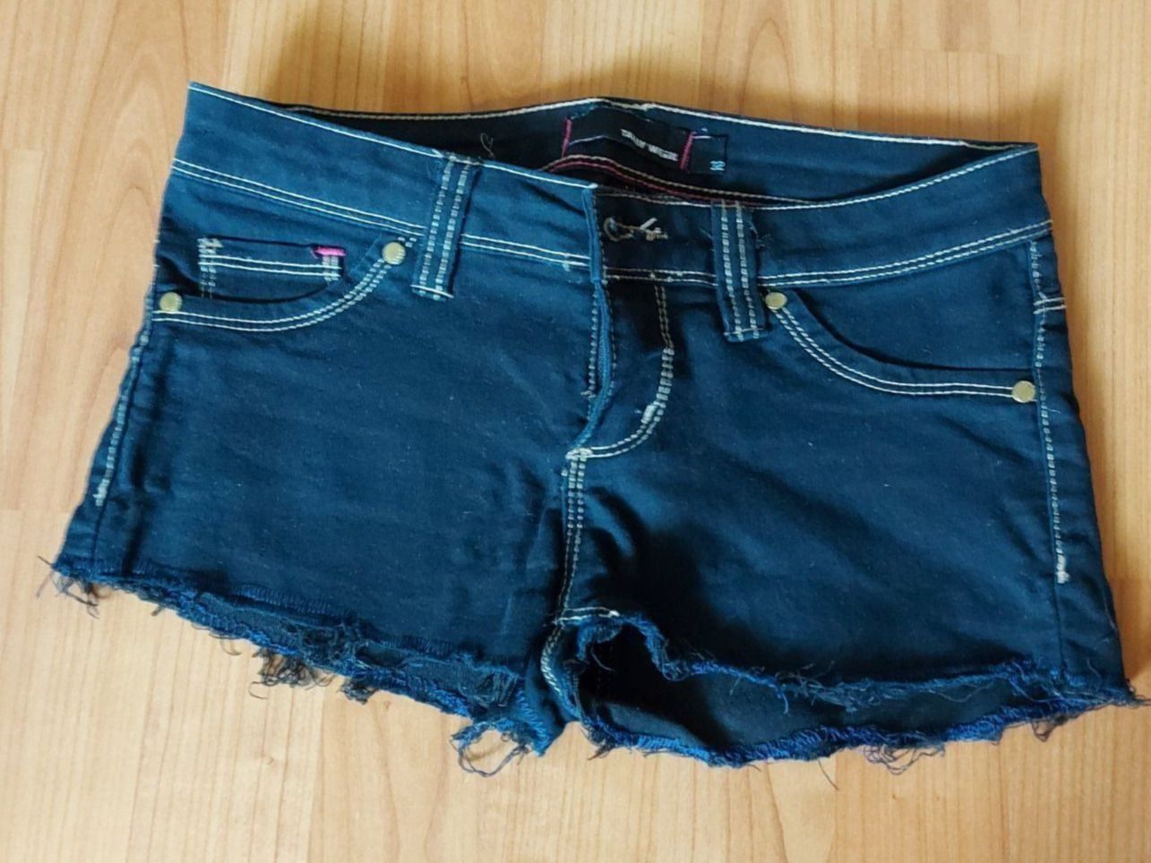 Jeans: Short 32 – D'occasion à VUADENS par momy