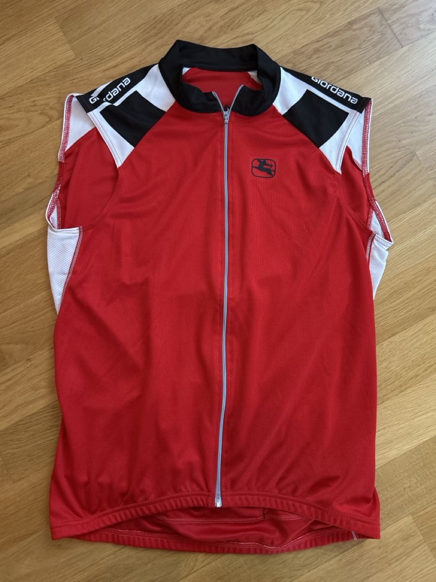 Canottiere & Pantaloni: Velotrikot Ärmellos – Usato da Rapperswil SG venduto da AndrePalu