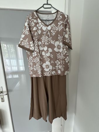 Sommerliches Outfit mit Blumenmuster,  Grösse L