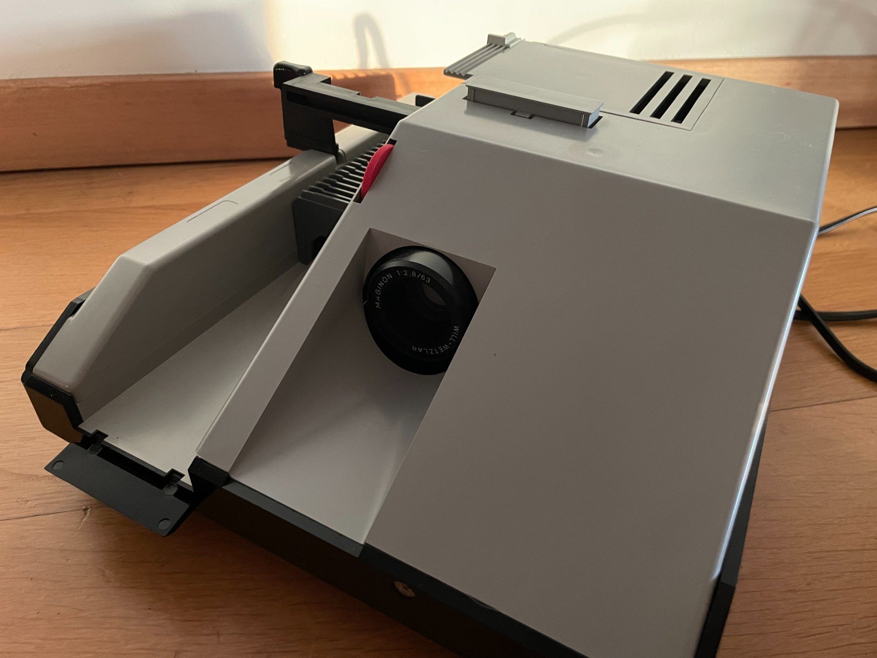 Proiettori: Projecteur de diapositives Kindermann AV 100 – Usato da Petit Lancy venduto da gil_hr6v 5