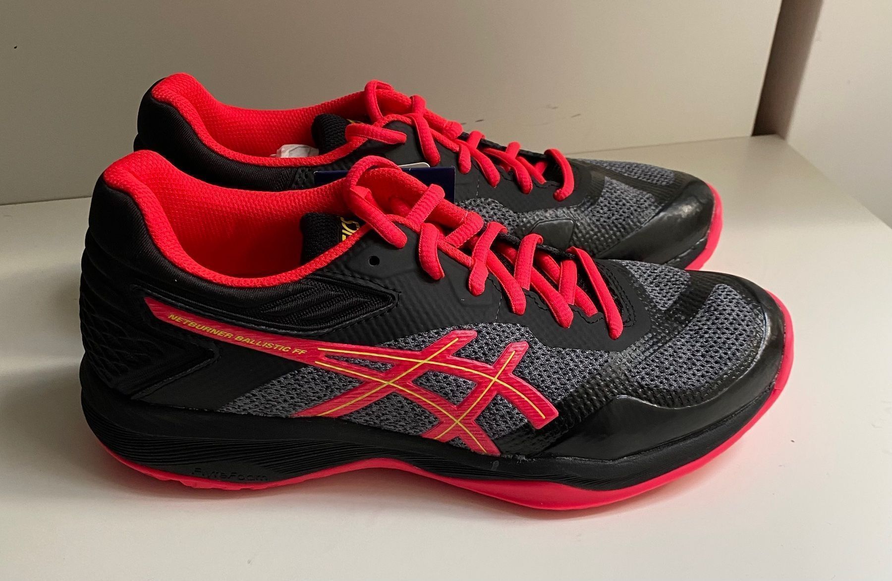 Asics Chaussures femmes: ASICS NETBURNER BALLISTIC FF Volley 39.5 – Neuf avec emballage d'origine à Luzern par falena01 1