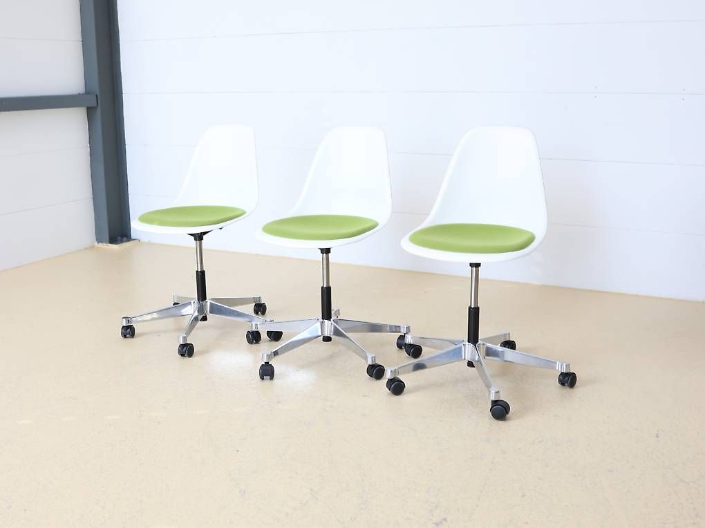 Vitra Stühle: Eames Plastic Bürostuhl von VITRA mit Sitzpolster – Gebraucht aus Meinisberg von atelier_TILIJA
