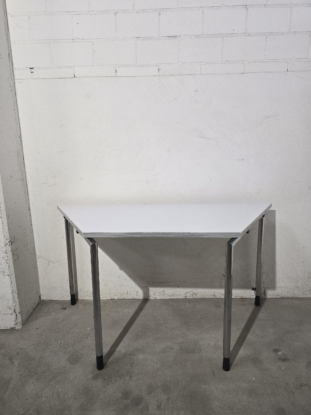 Lista Scrivanie: Lista Tisch trapetzförmig – Usato da Safenwil venduto da Leo.87.