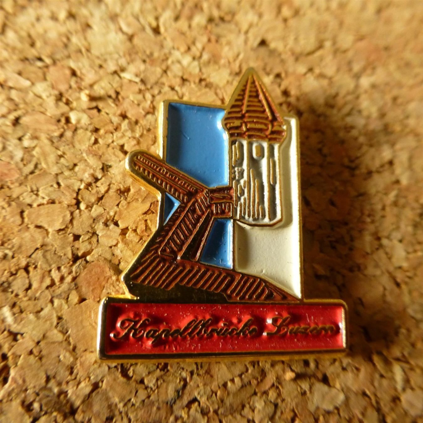 Plaketten & Abzeichen: Pin Kapellbrücke Luzern, nummeriert – Neu und originalverpackt aus Basel von Falconis