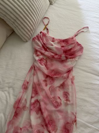 Kleid mit Rosenmuster Grösse S neuwertig
