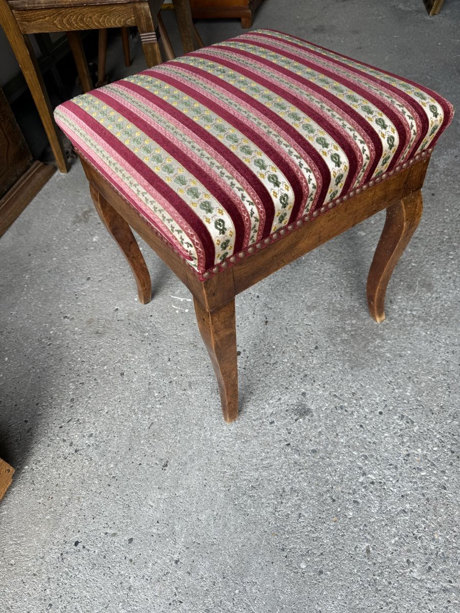 Sgabelli: Antiker Hocker . Vintage Look – Usato da Chur venduto da Meriva0