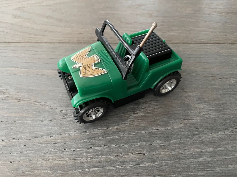 Vintage Stehauf-Jeep batteriebetrieben 1