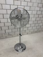 Stylischer Standventilator mit Chrom-Finish, Sommerhit!