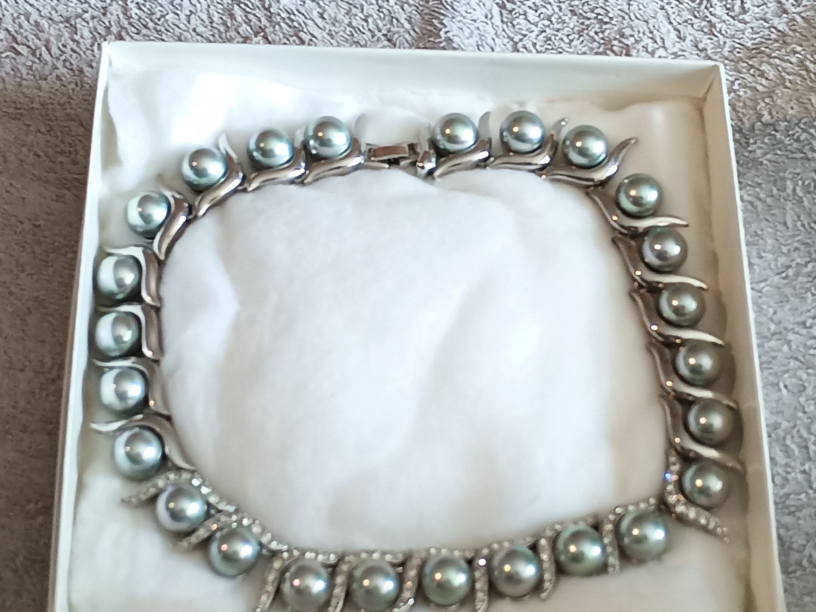 Ketten: Elegantes Collier – Neu und originalverpackt aus Zürich von Mitzi6 1