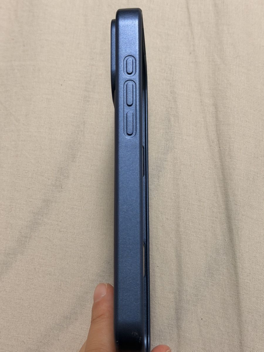 Cover & Protezioni schermo: Coque de protection iPhone 17 pro max bleu – Usato da Grenchen venduto da 24.07LD 1