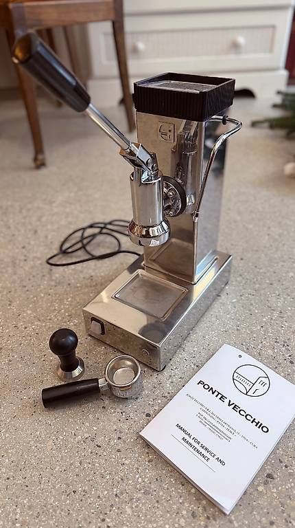 Kaffeemaschinen & Espressomaschinen: Machine à café de grande qualité pour expressos – Gebraucht aus Attalens von cdevries159753