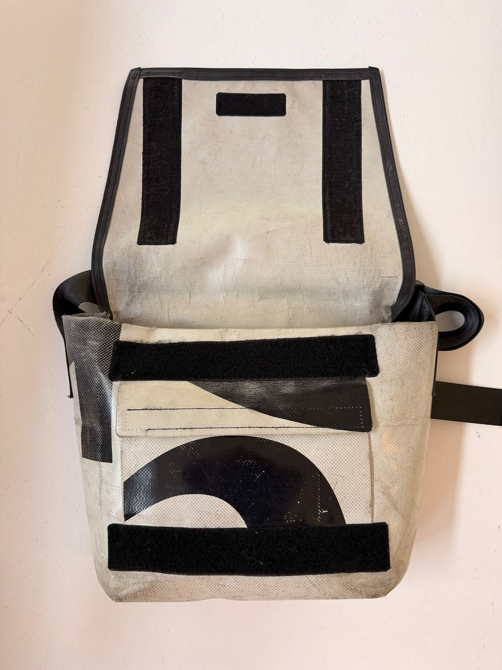 Freitag Borse: Freitag Tasche Weiss Schwarz Freizeittasche Schultasche – Usato da Bern venduto da die_6p8g 3