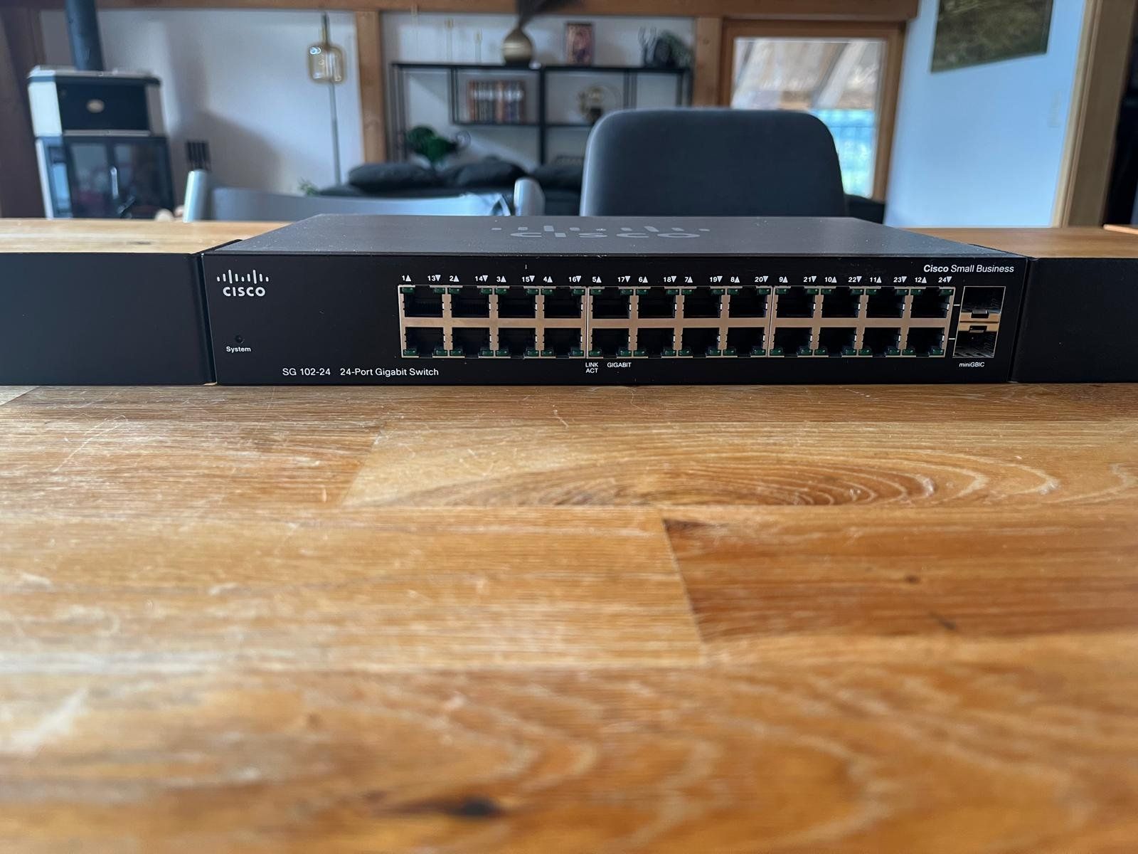 Cisco Hub & Switch: Cisco SG102-24 24-Port Gigabit Switch – Usato da Schaanwald venduto da sch_8wqv 1