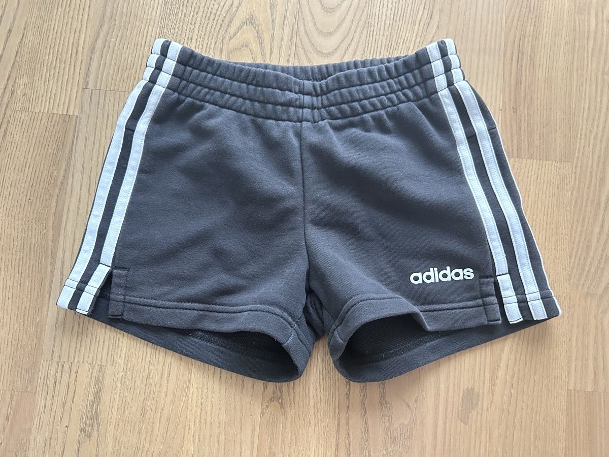 Adidas Pantalons: Adidas Gr. 140 – D'occasion à Neftenbach par joell01