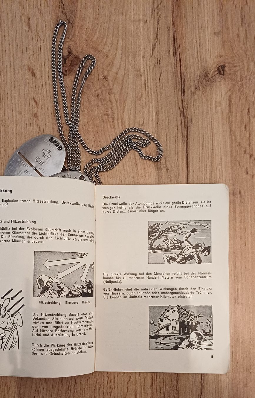Schweizer Armee Uniformi: Erkennungsmarken, Soldatenbuch, Samariterbuch, Atomwaffe – Usato da Grosswangen venduto da Geschenkberatung 1