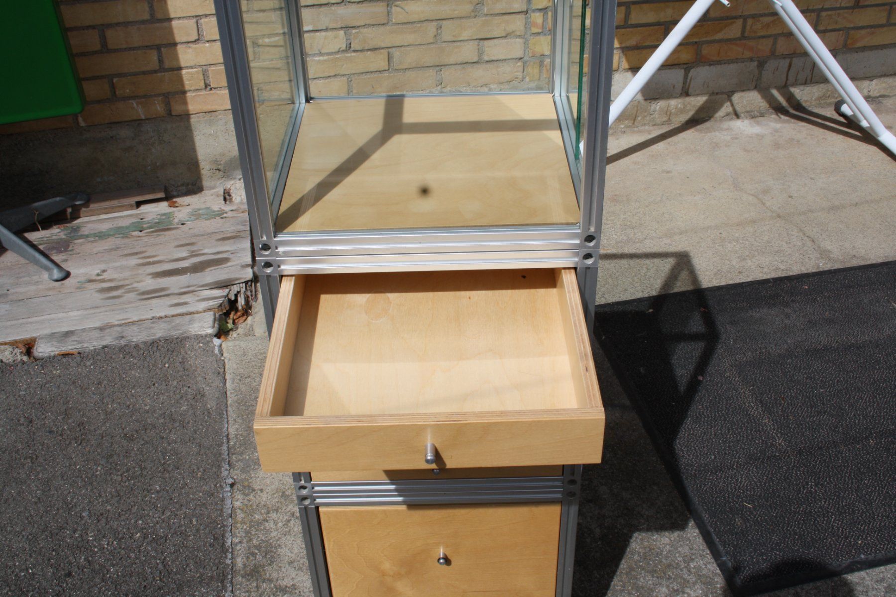 Vitrines: VITRINE MIT BELEUCHTUNG UND SCHUBLADENKORPUS – D'occasion à Wauwil par Pneuedy 4