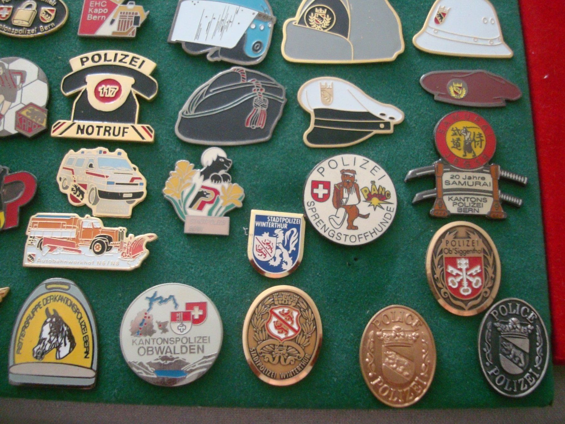 Placchette & Badge: 130 Pin - Schweizer Polizei - Ohne Verschluss – Usato da Neuenegg venduto da flohcante 3