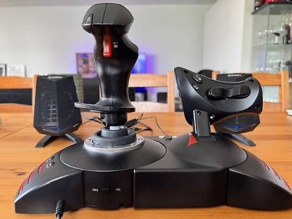 Controller: Thrustmaster Joystick/Throttle plus Gaming-Lautsprecher – Usato da Willerzell venduto da Snowflake222