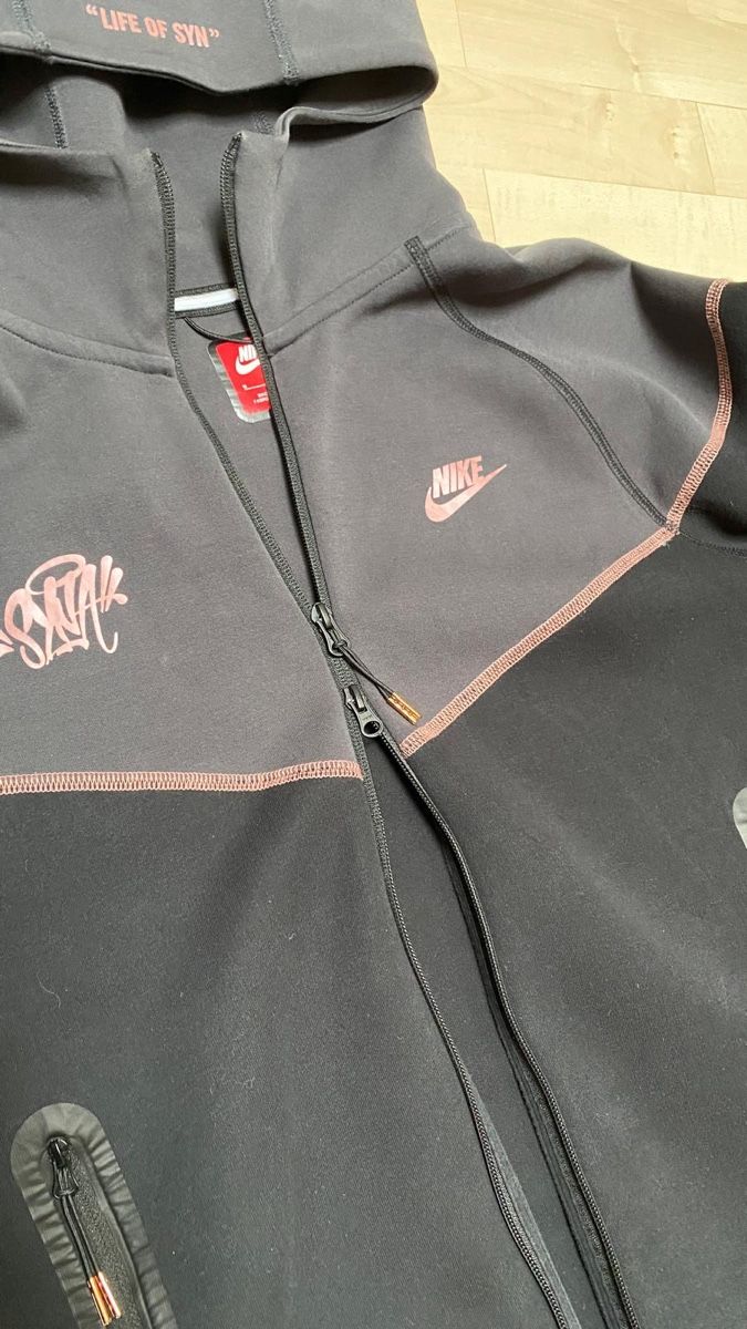 Giacche: Nike Tech Fleece Windrunner x Central Cee Syna World – Usato da Bremgarten AG venduto da Onixplace 3