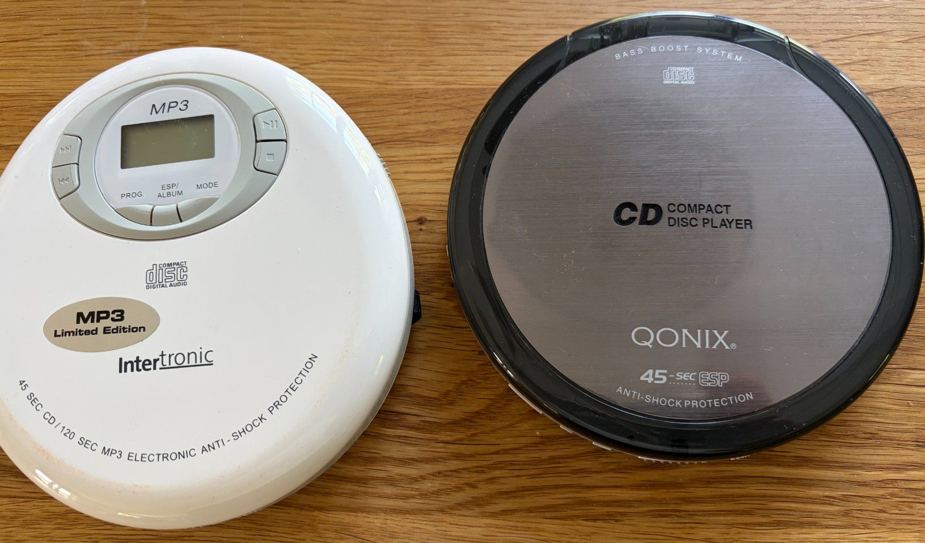 Lettore multimediale portatile: 2× tragbare CD-Player (Qonix + Intertronic MP3) – Usato da Aeugstertal venduto da Mememedi
