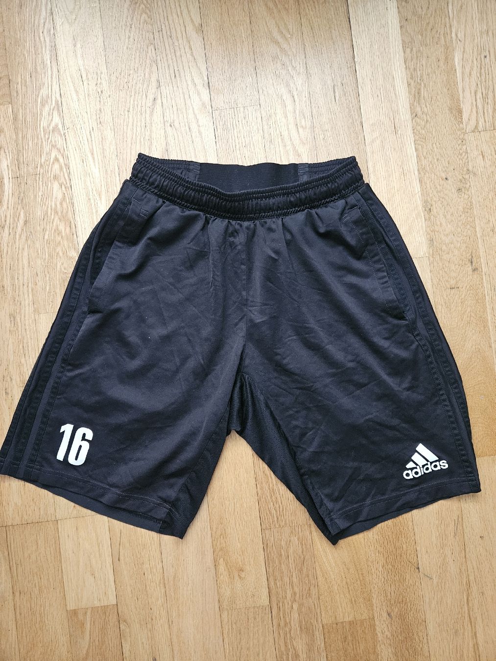 Adidas Pantalons: Adidas Shorts Hose Gr.S – D'occasion à Emmenbrücke par TopGato