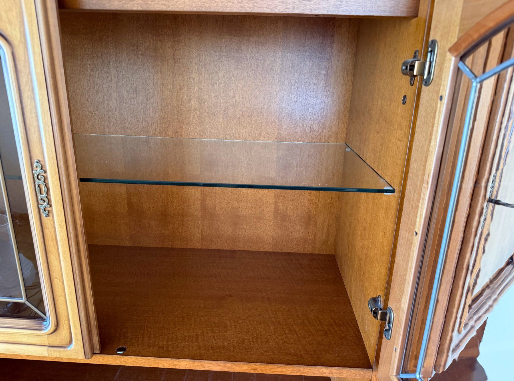 Pfister Regale: Wohnwand, Nussbaum, mit Glasvitrine und Bar – Gebraucht aus Uerikon von TT51 2