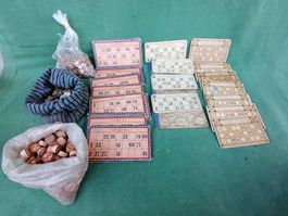 Das alte Spiel „Tombola" mit Zahlenkarten und Holzchips