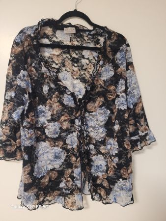 Damen Bluse Spitze Blumenmuster Grösse M guter Zustand