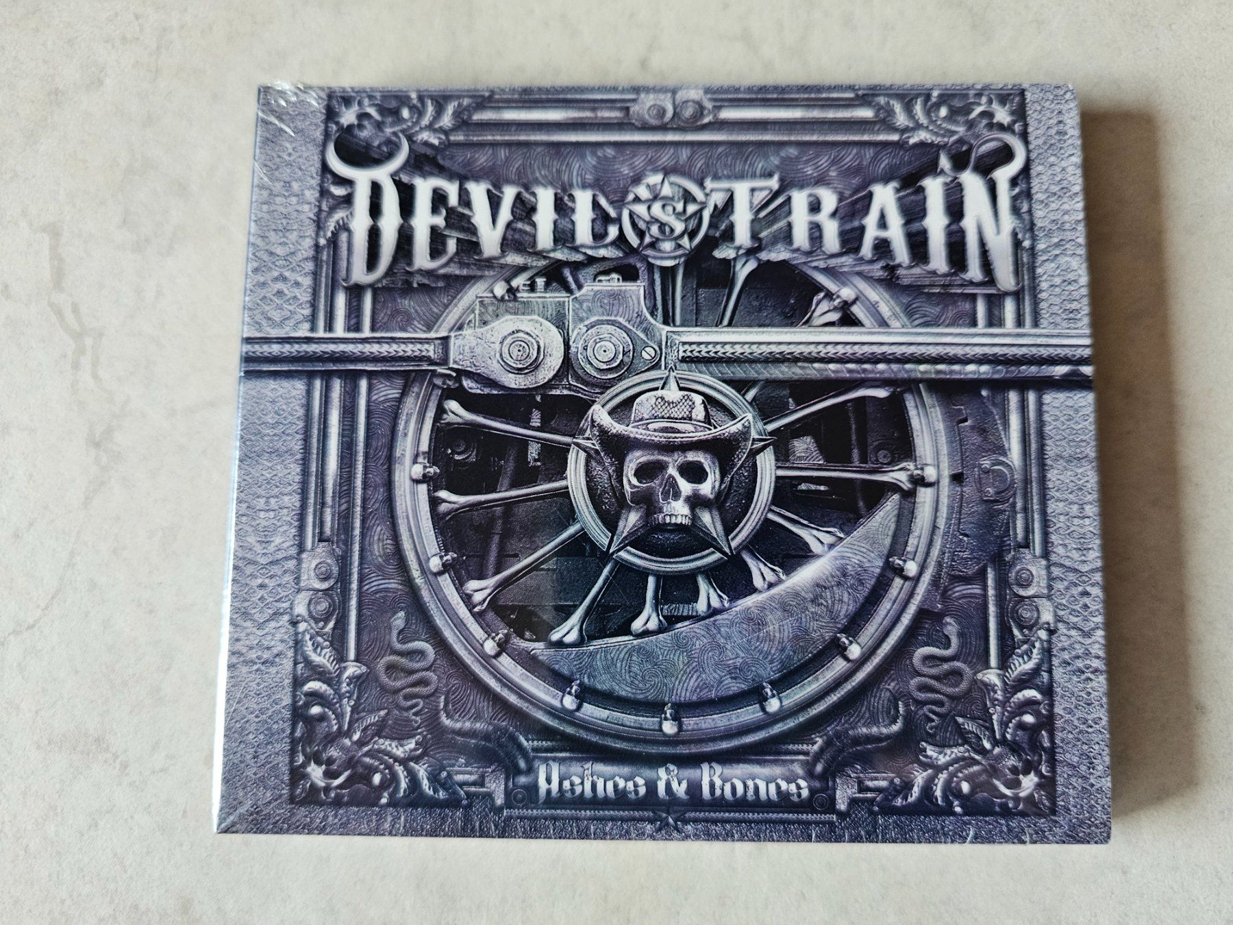 CDs: Devil's Train  -  Ashes & Bones  /  Fabrikneu – Neuf avec emballage d'origine à Schneisingen par backstore24
