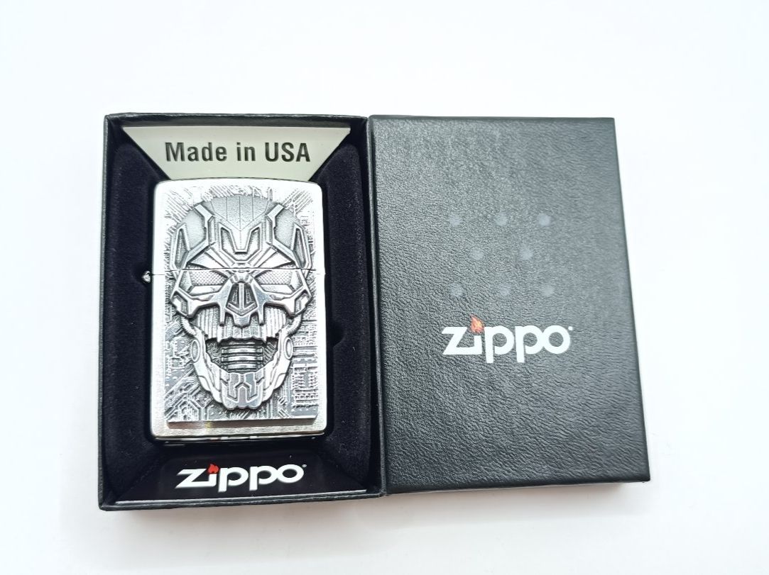 Zippo Accendini: ZIPPO Technic Skull Trick Emblem Freuerzeug 2007759 – Nuovo e nell'imballaggio originale da Ennenda venduto da Benzinflamme 4