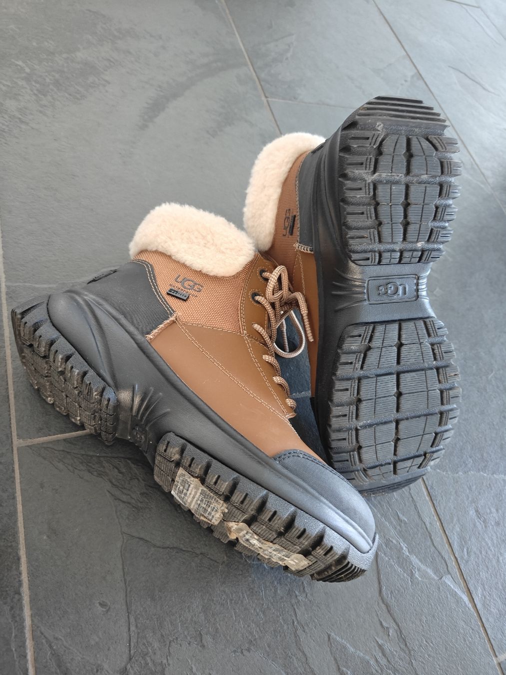 Ugg Scarpe da donna: UGG Winterstiefel Yose Fluff V2  wasserdicht – Nuovo (secondo la descrizione) da Rorschach venduto da Laboumedeluxe 1