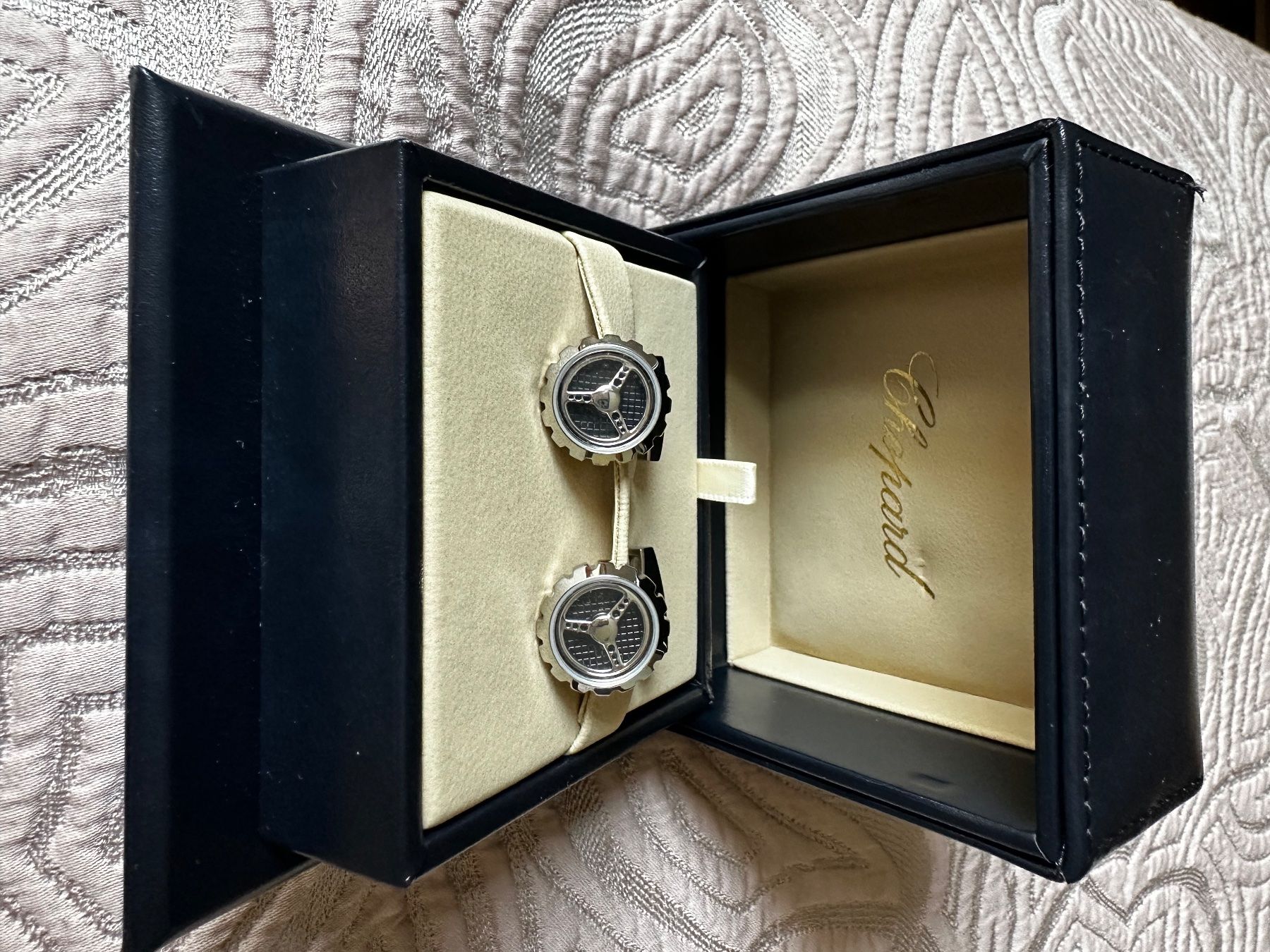 Chopard Manschettenknöpfe: Boutons de manchette Chopard Classic Racing argentés – Neu und originalverpackt aus Vésenaz von mar_n696 2