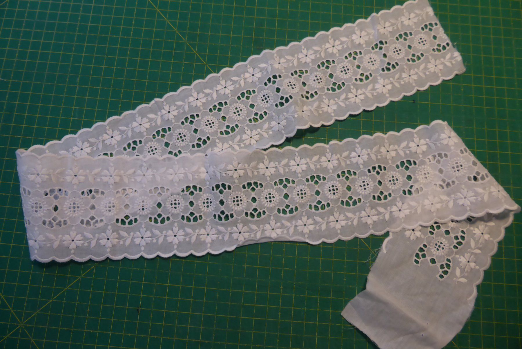 Tessuti: Antike St. Galler Spitzen weiss - 85 cm lang – Nuovo (secondo la descrizione) da Brunnadern venduto da pinkfaden
