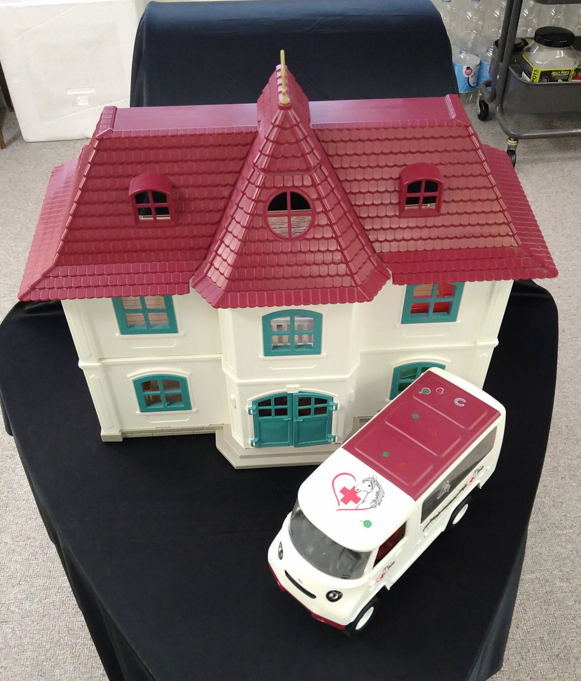 Schleich Giocattoli: Schleich Wohnhaus mit Arztauto – Usato da Wangen b. Olten venduto da ErikaK06