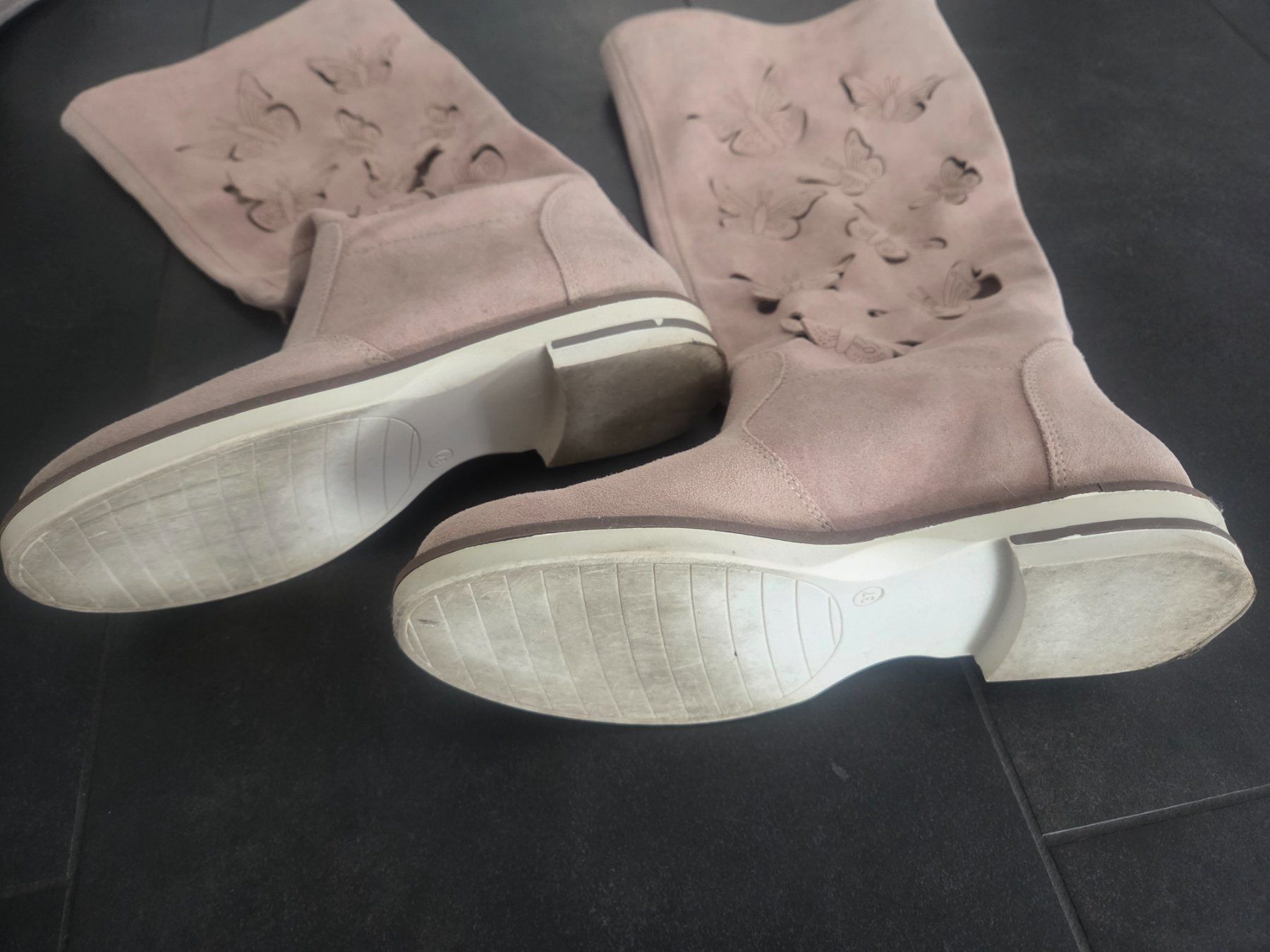Scarpe da donna: Lederstiefel mit Schmetterlingen Gr.37 – Usato da Sursee venduto da Ventiduese 2