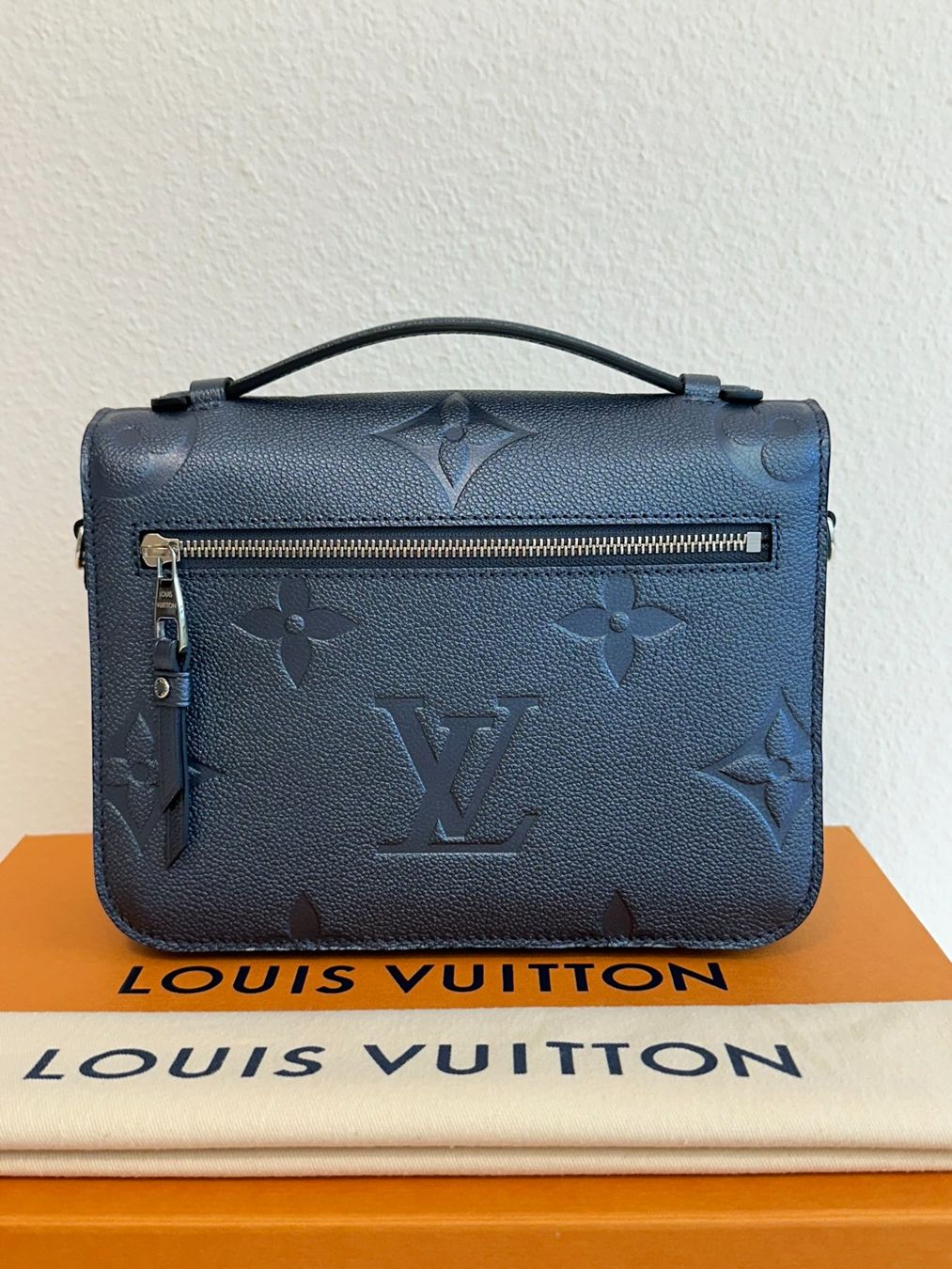 Louis Vuitton Borse da donna: Louis Vuitton Pochette Métis Navy Empreinte Leder – Nuovo e nell'imballaggio originale da Adliswil venduto da theoriginalkeks 2