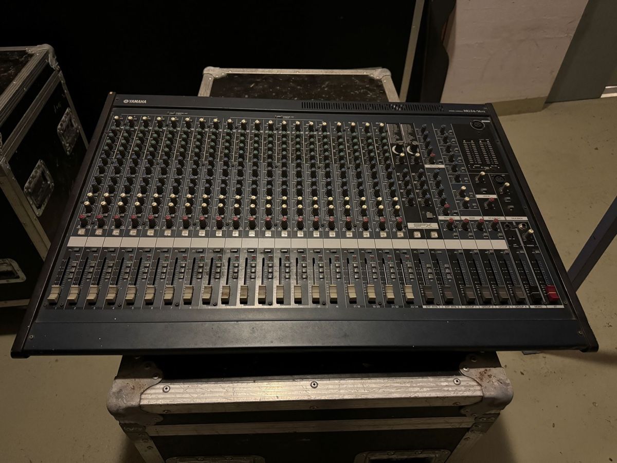 Yamaha Console di mixaggio: Yamaha mixing console MG24/14FX – Usato da Birr venduto da nbsound