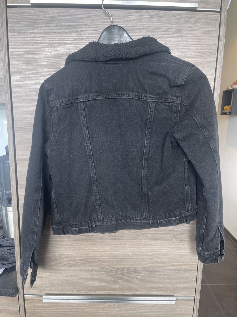 Levi's Giacche: Schwarze Levi's Jeansjacke mit Teddyfutter, Grösse S – Usato da Lyssach venduto da ChelseaJ 1
