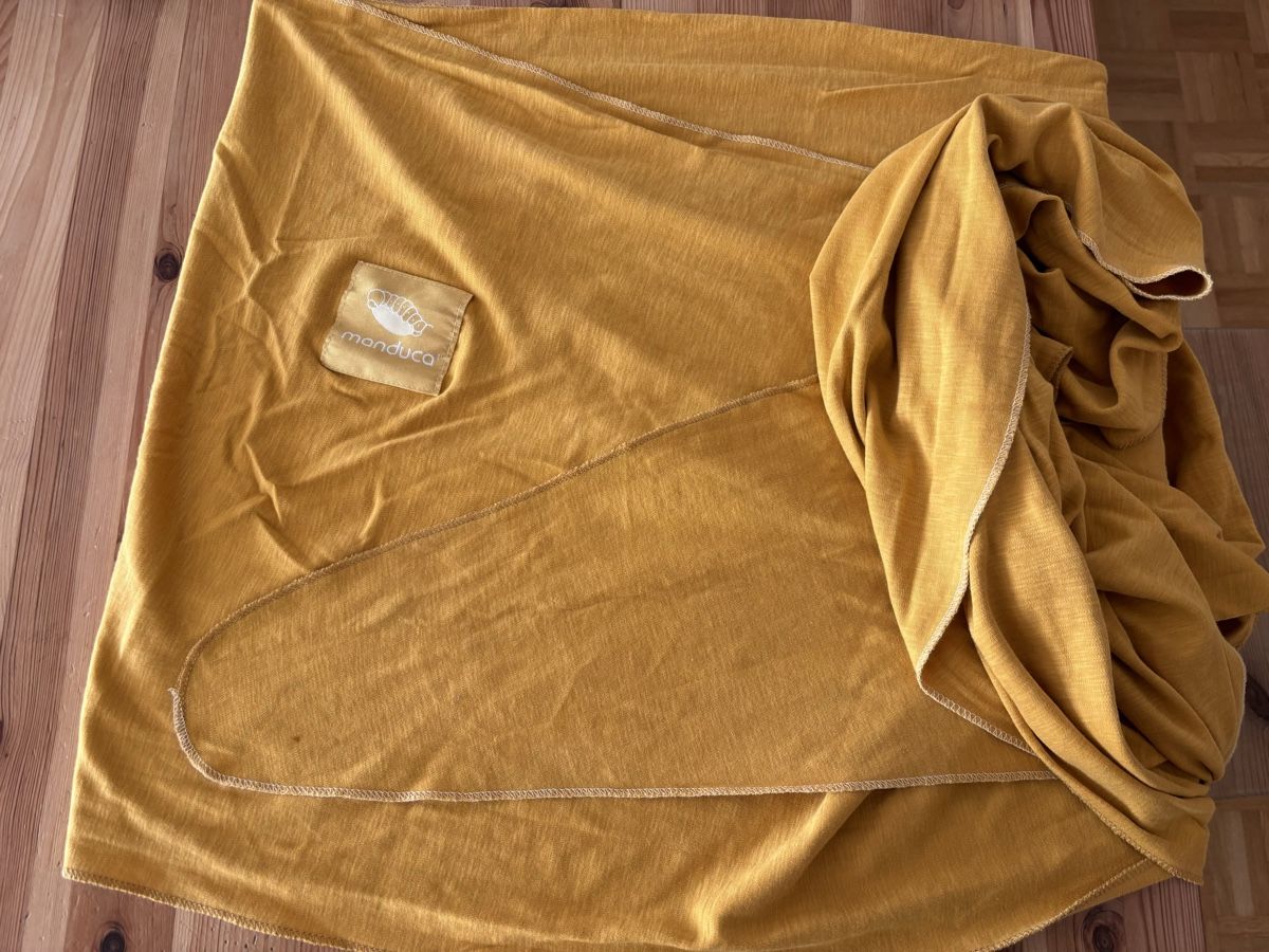 Manduca Marsupi portabebè: Manduca Sling, Tragetuch, Gelb/Gold – Usato da Prêles venduto da 21rena 2