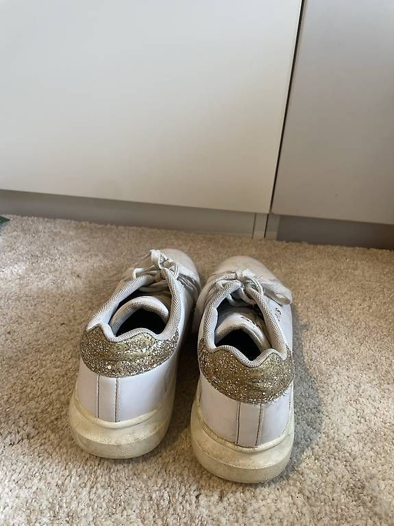 Damenschuhe: Levis Sneaker – Gebraucht aus Möriken AG von sel_9w5v 1