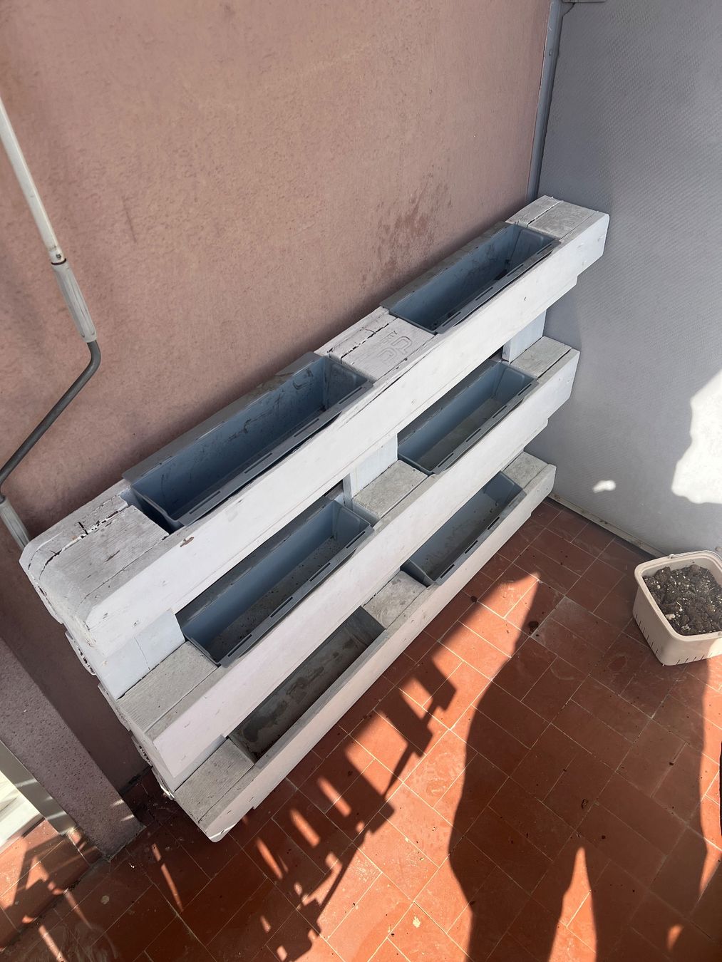 Pallets: Palette Euro peinte avec pot à fleurs – Usato da Sion venduto da cyr_l5jd