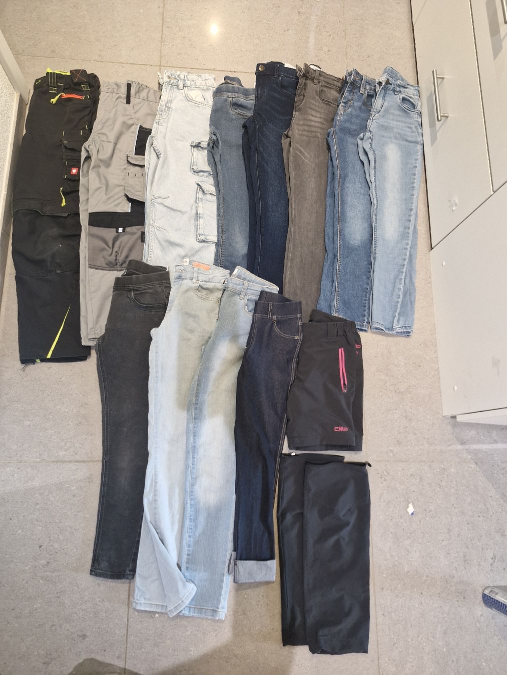 Kleiderpakete & -sets: Mädchen Jeans/Hosen grosses Set – Gebraucht aus Hergiswil LU von 88winu